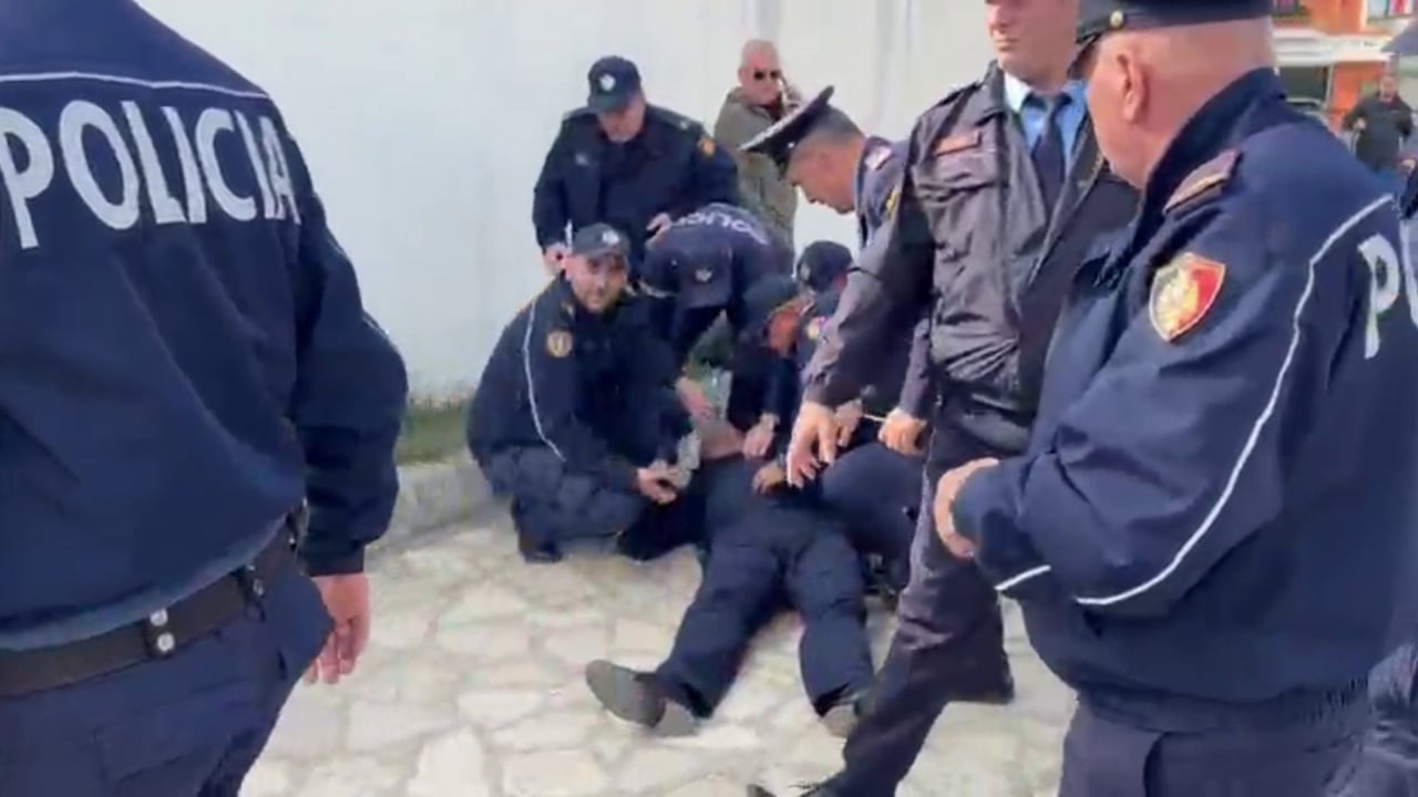 Shkodër, plagoset në kokë komandanti i rendit gjatë protestës, niset me urgjencë në Tiranë