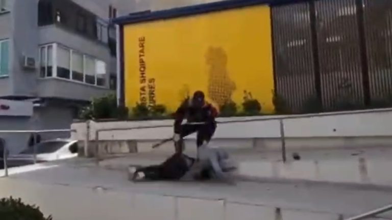 Tensione në protestë në Durrës, përplasje mes Policisë dhe një të riu ndez turmën