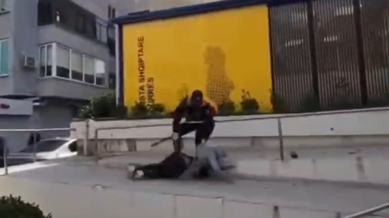 Tensione në protestë në Durrës, përplasje mes Policisë dhe një të riu ndez turmën