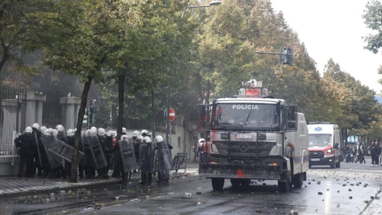 Transporti publik në Tiranë ndalet për një ditë pas protestave, nesër pritet rikthimi