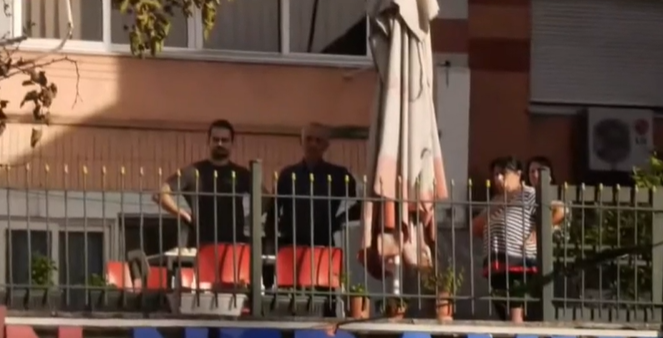Zjarr te Rruga e Elbasanit, tym dhe tension ne kryqezim; banoret dalin ne ballkone