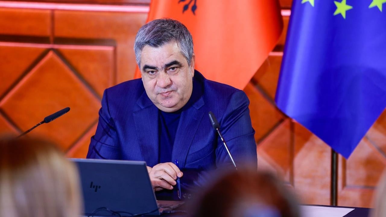 Dëmtime në muze, teatër e biblioteka pas protestave, Gonxhja u bën thirrje prindërve