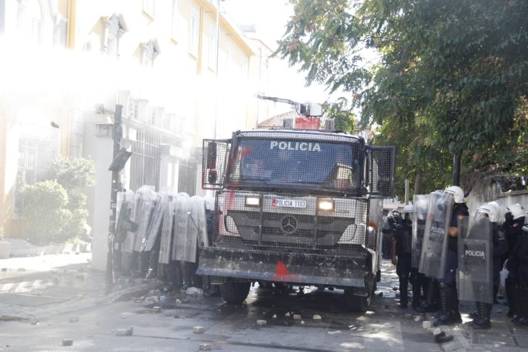 Dhuna ndaj të rinjve në protestë, pezullohen dy policë pas videove në Tiranë