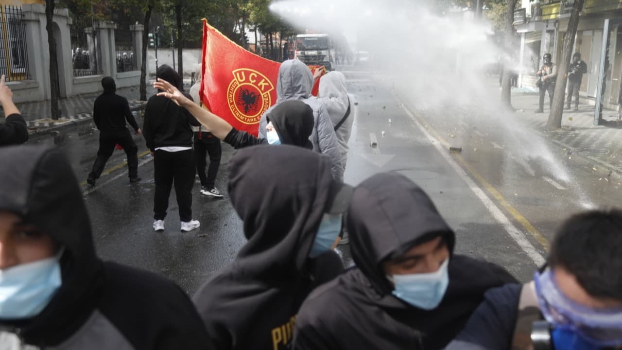 Flamuri i UÇK-së në protestën në Tiranë, veteranët reagojnë: Mos e lidhni me dhunën