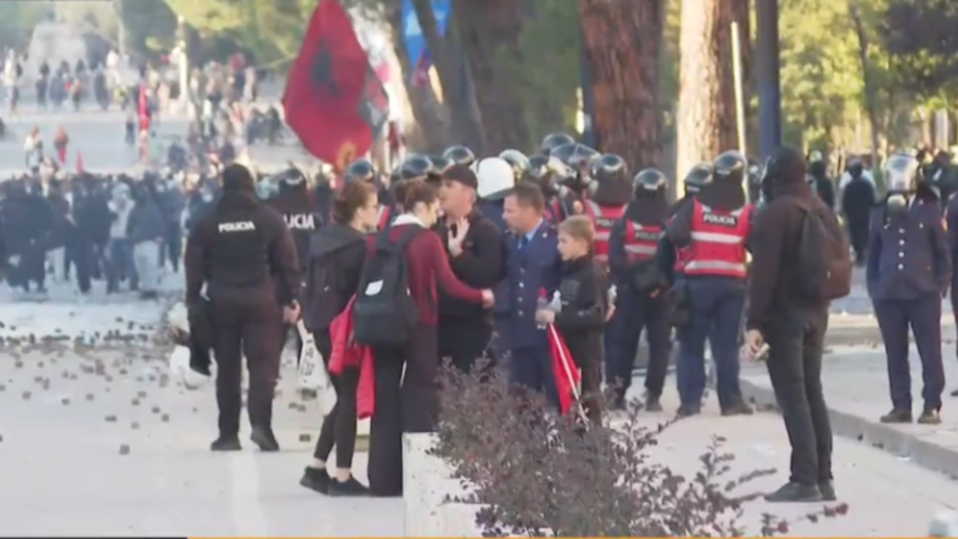 Gaz lotsjellës në protestë, i mituri ndihet keq pranë Kryeministrisë dhe largohet nga policia
