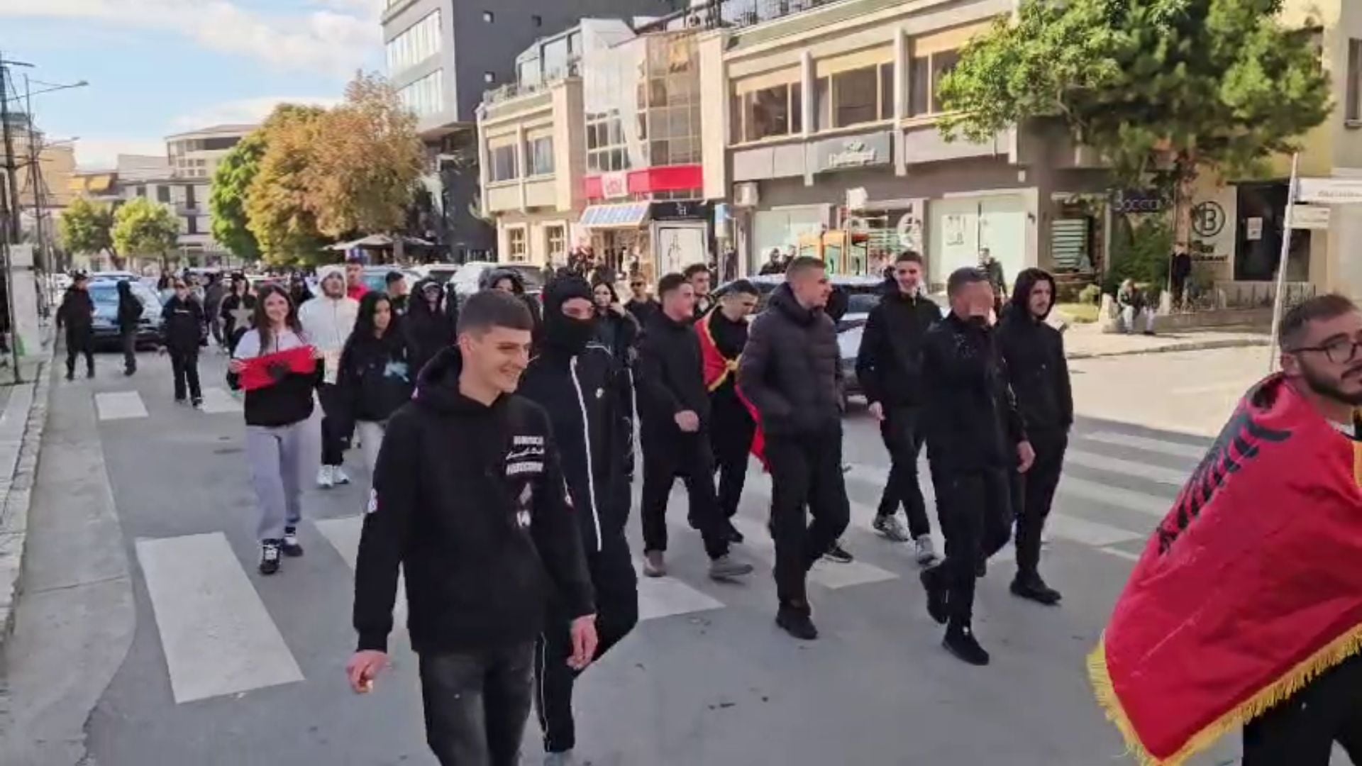 Përplasje në Korçë, policia shoqëron 13 persona; të rinjtë rikthehen në marshim