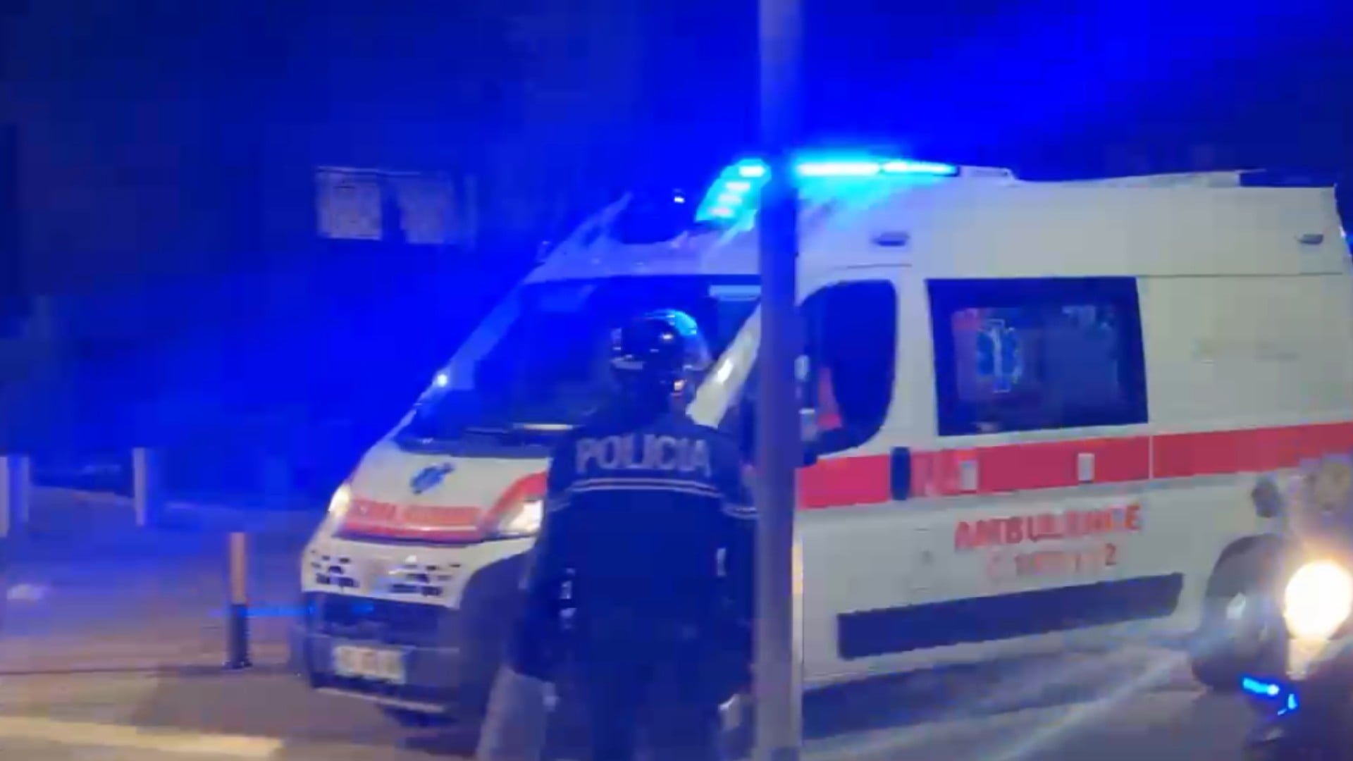 Përshkallëzim në protestë, një vajzë goditet në kokë dhe dërgohet me ambulancë