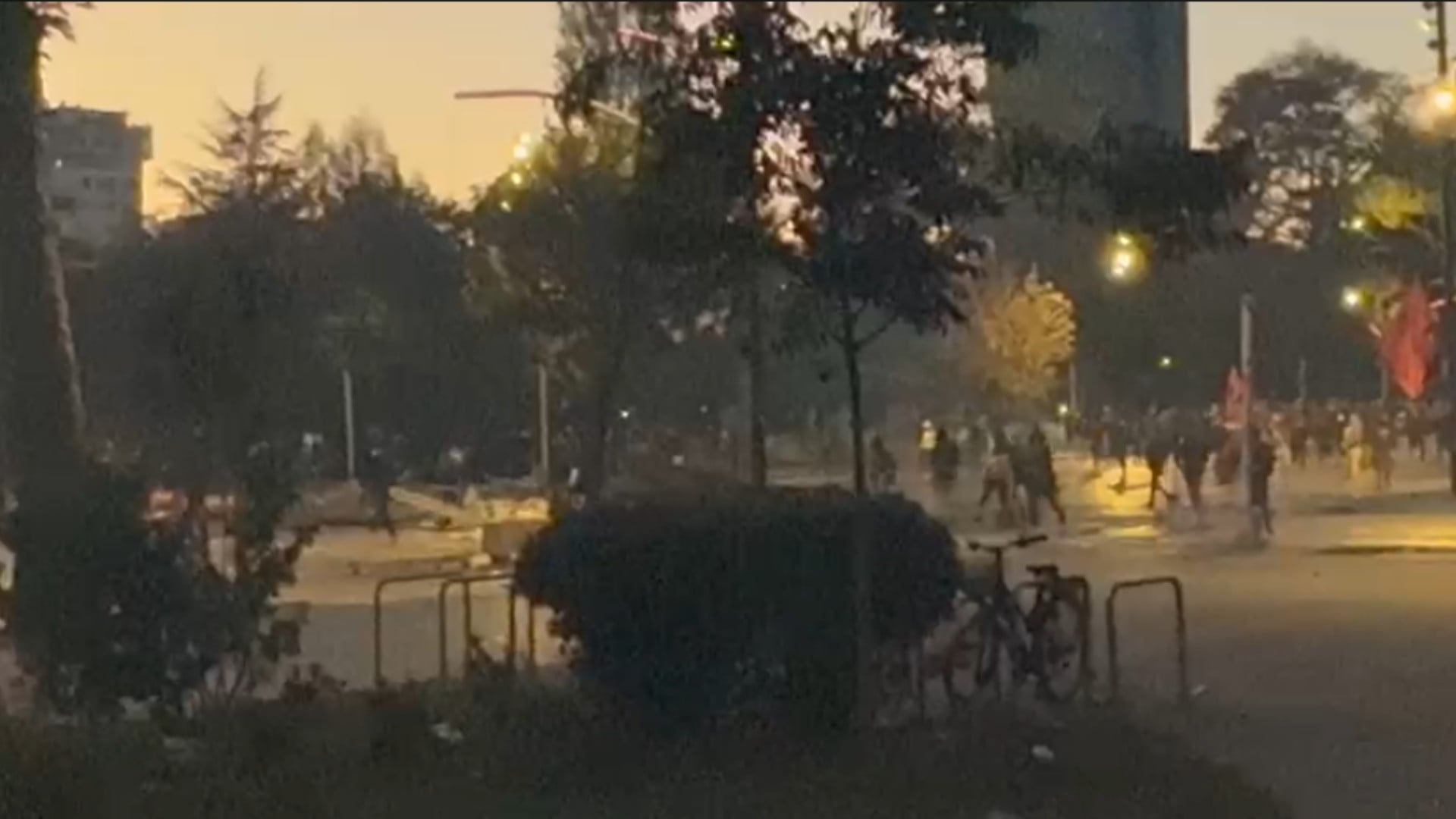 Përshkallëzohet protesta pranë Kryeministrisë, policia tërhiqet ndërsa rritet përplasja