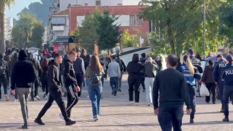 Protesta e nxënësve në Elbasan hyn në ditën e dytë, vijon bojkoti i mësimit