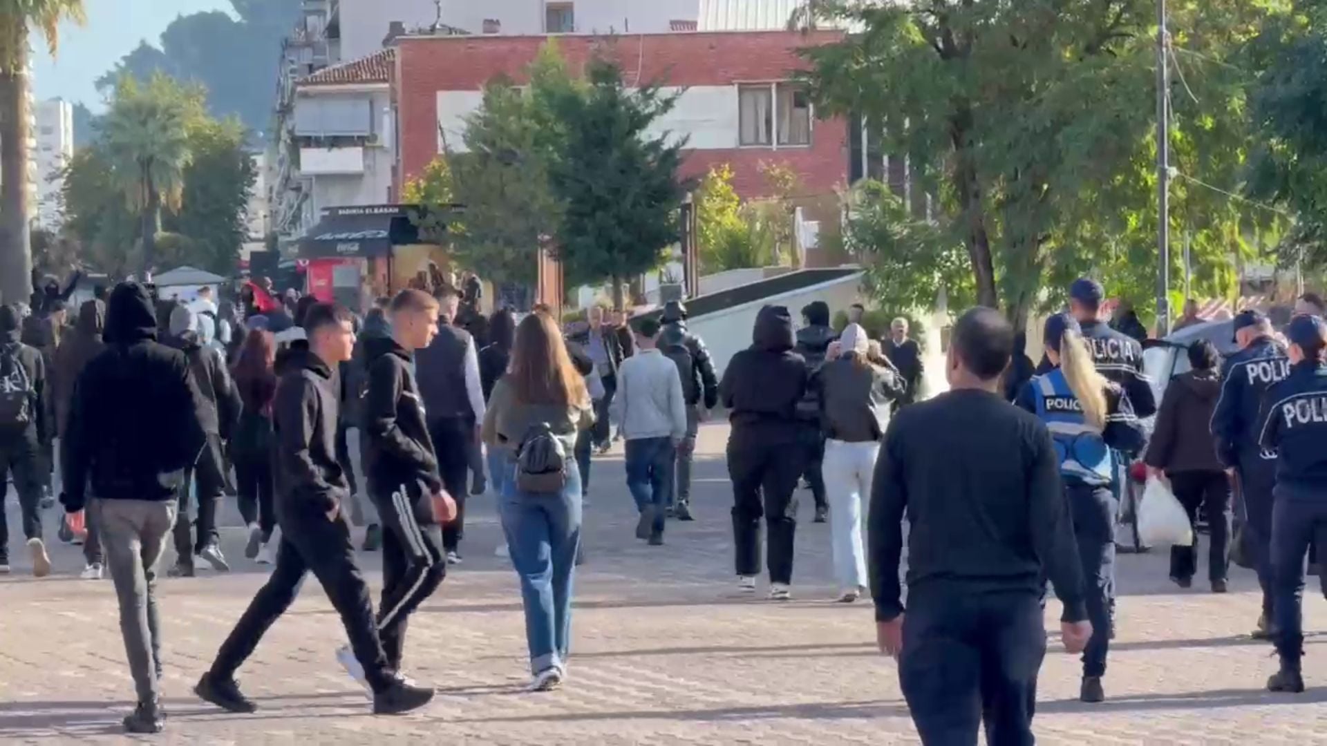 Protesta e nxënësve në Elbasan hyn në ditën e dytë, vijon bojkoti i mësimit