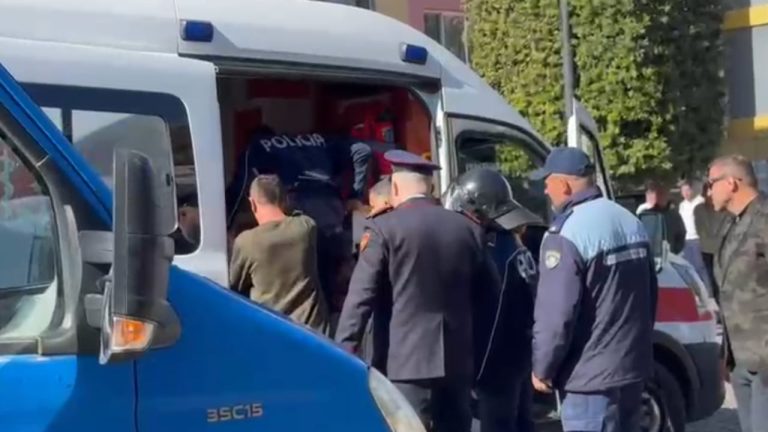 Protesta e nxënësve në Lezhë del jashtë kontrollit, thyhen xhama dhe plagosen 3 persona