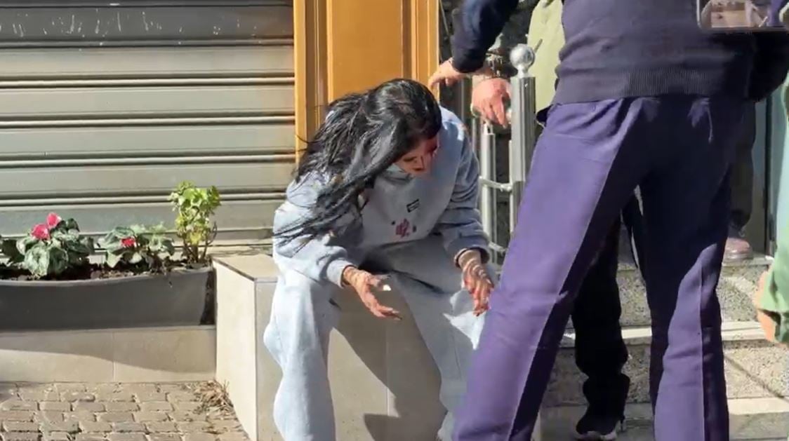 Protesta në Lezhë del jashtë kontrollit, nxënësja plagoset në fytyrë nga gurët