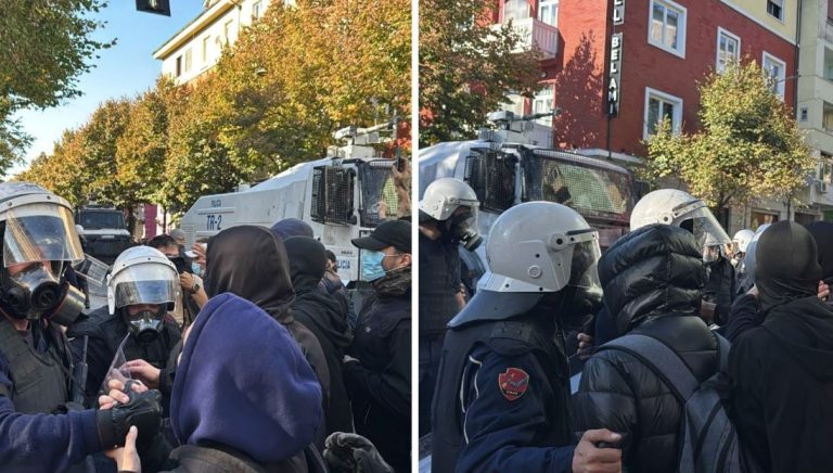 Protesta në Tiranë, qetësi e përkohshme te Arsimi: protestues dhe policë përqafohen