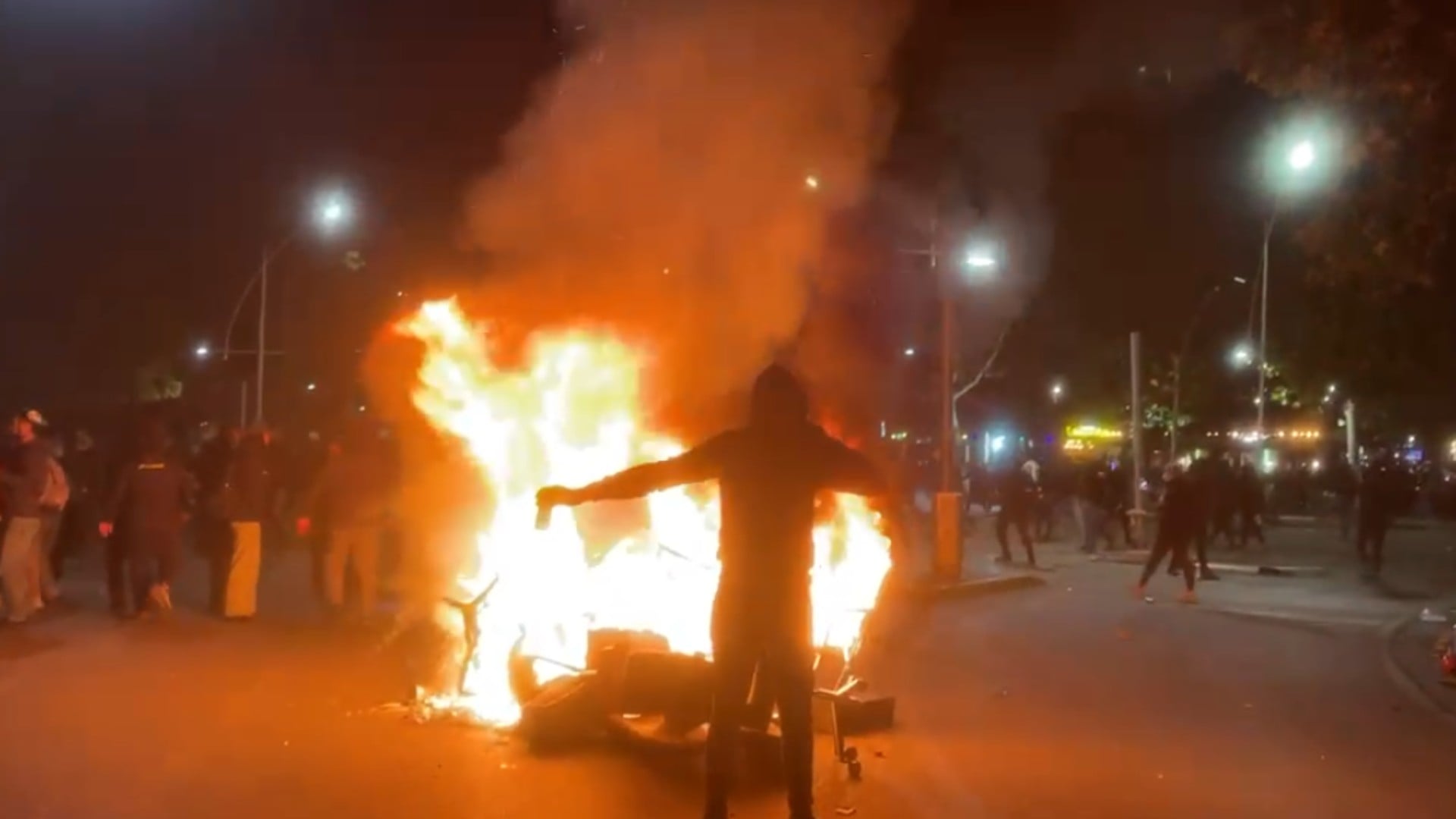 Protesta në Tiranë, sulmohet sërish e njëjta bankë te Ushtari i Panjohur