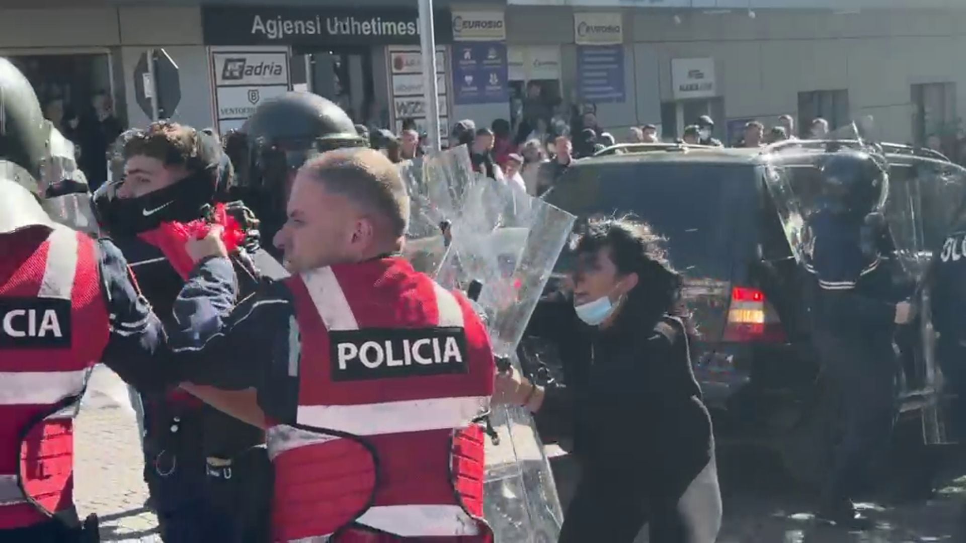 Sërish tensione në Lezhë, policia shoqëron një të ri pas raportimeve për dëmtime makinash