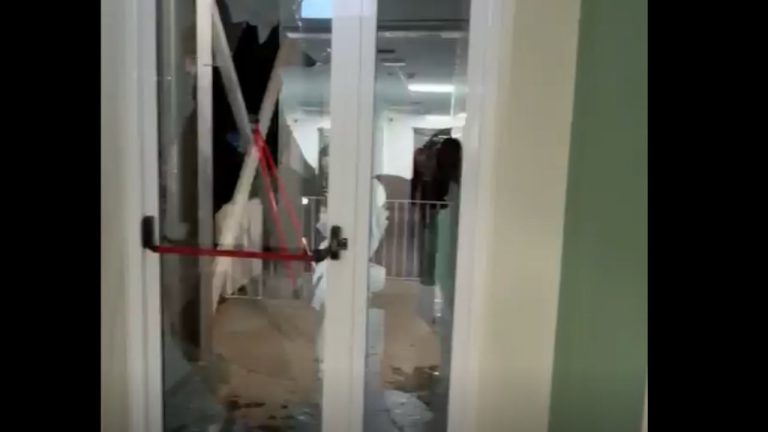 Tension te Qytet Studenti, protestues hyjne ne godina dhe thyhen dyer e xhama