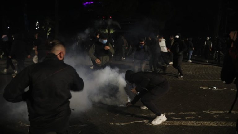 Tensione në Tiranë, protestuesit ndalen pranë Drejtorisë së Policisë pas gazit lotsjellës