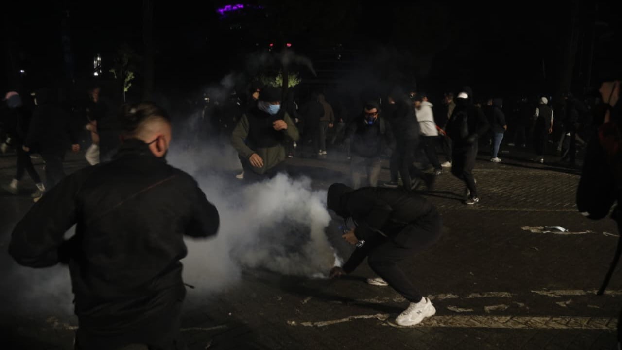 Tensione në Tiranë, protestuesit ndalen pranë Drejtorisë së Policisë pas gazit lotsjellës