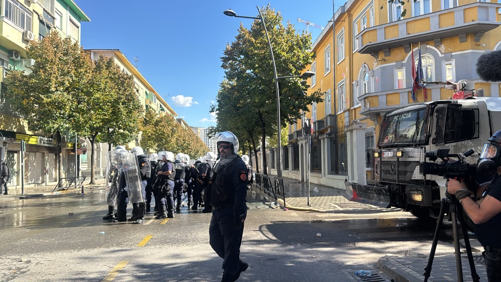 Tensione te Ministria e Arsimit, policia nderhyn me gaz lotsjelles dhe uje me presion