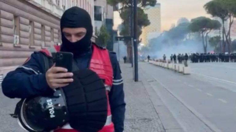 Video nga protesta: polici në detyrë telefonon fëmijët, momenti që po qarkullon online