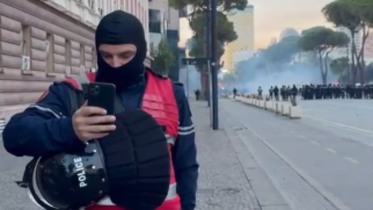 Video nga protesta: polici në detyrë telefonon fëmijët, momenti që po qarkullon online