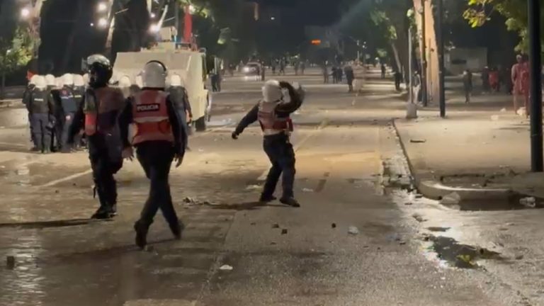 Video nga protesta te Kryeministria: efektivi merr gurin dhe e hedh drejt turmes