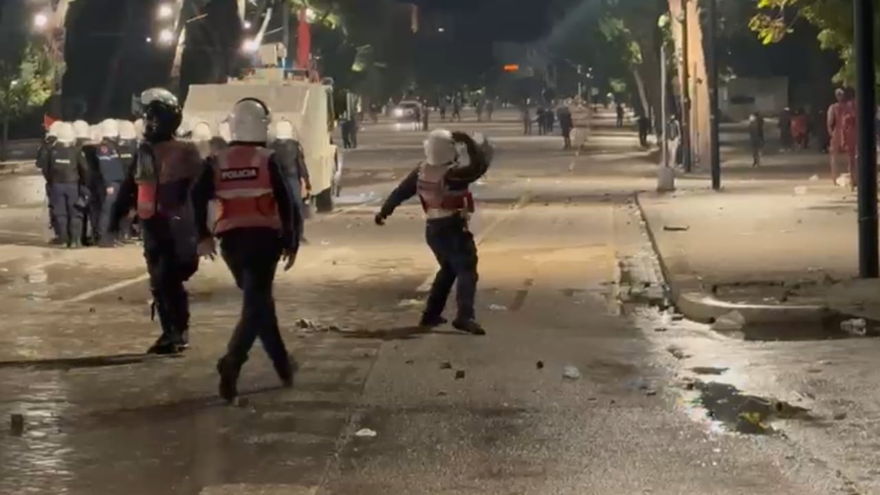 Video nga protesta te Kryeministria: efektivi merr gurin dhe e hedh drejt turmes
