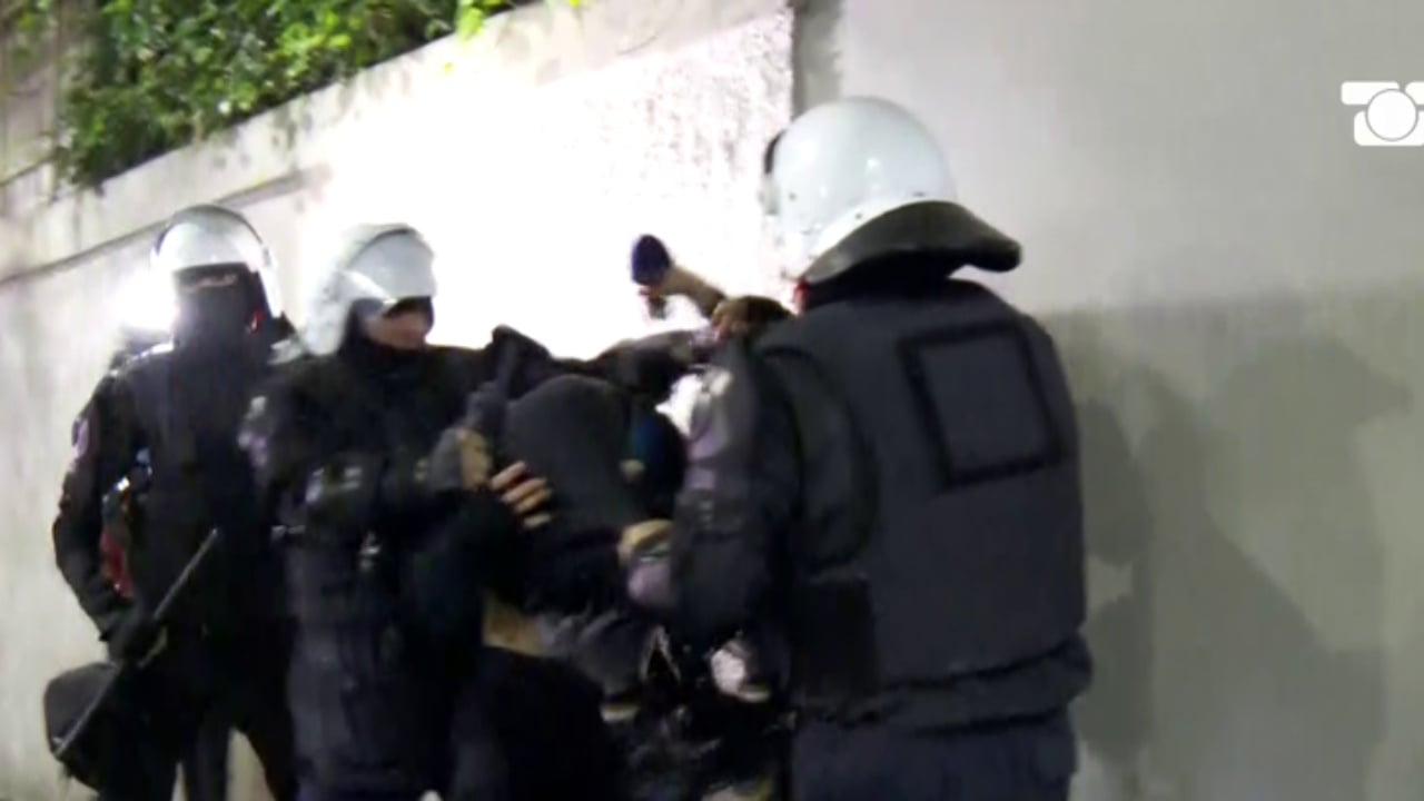 Arrestim me forcë pranë Ambasadës Zvicerane, FNSH ndalon dy të rinj pas protestës