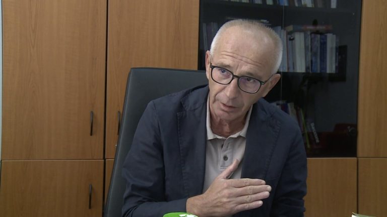 Bojkoti lë bosh auditorët në Tiranë, Mark Marku del në krah të studentëve dhe dënon dhunën