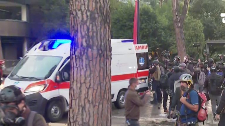 Burri pa ndjenja në bulevard, ambulanca mbërrin pas rreth 15 minutash