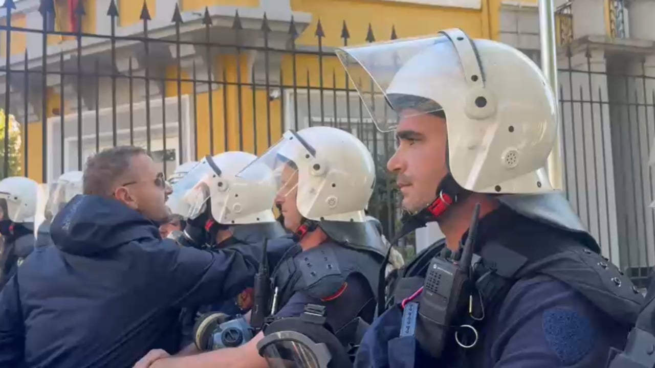 Fifth day of protests in Tirana, rally at the Ministry of Education and police with water tankers
