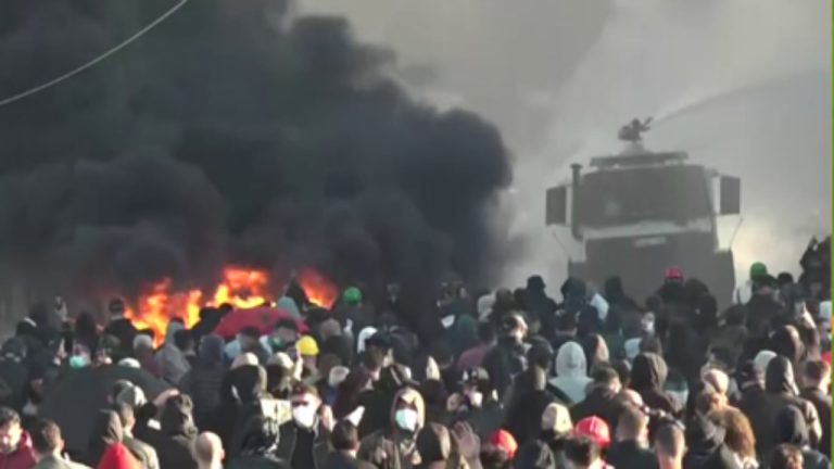 Përplasje në bulevard, bilanci i fundit: 21 policë dhe 13 protestues në spital