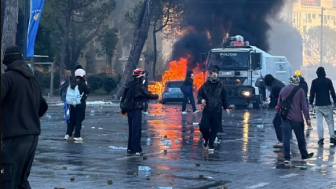 Përplasje në protestën e ditës së pestë, 15 të lënduar sipas bilancit zyrtar