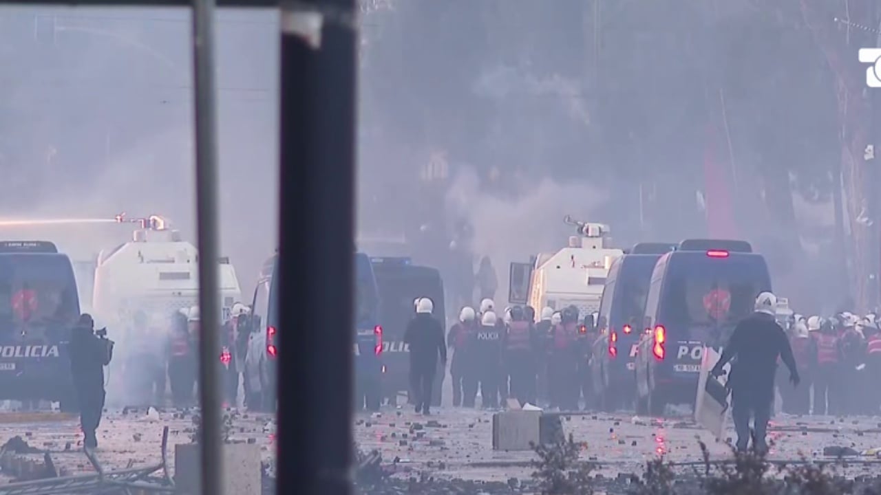 Përplasje te protesta pranë Kryeministrisë, policia futet me furgonë dhe ka shoqërime