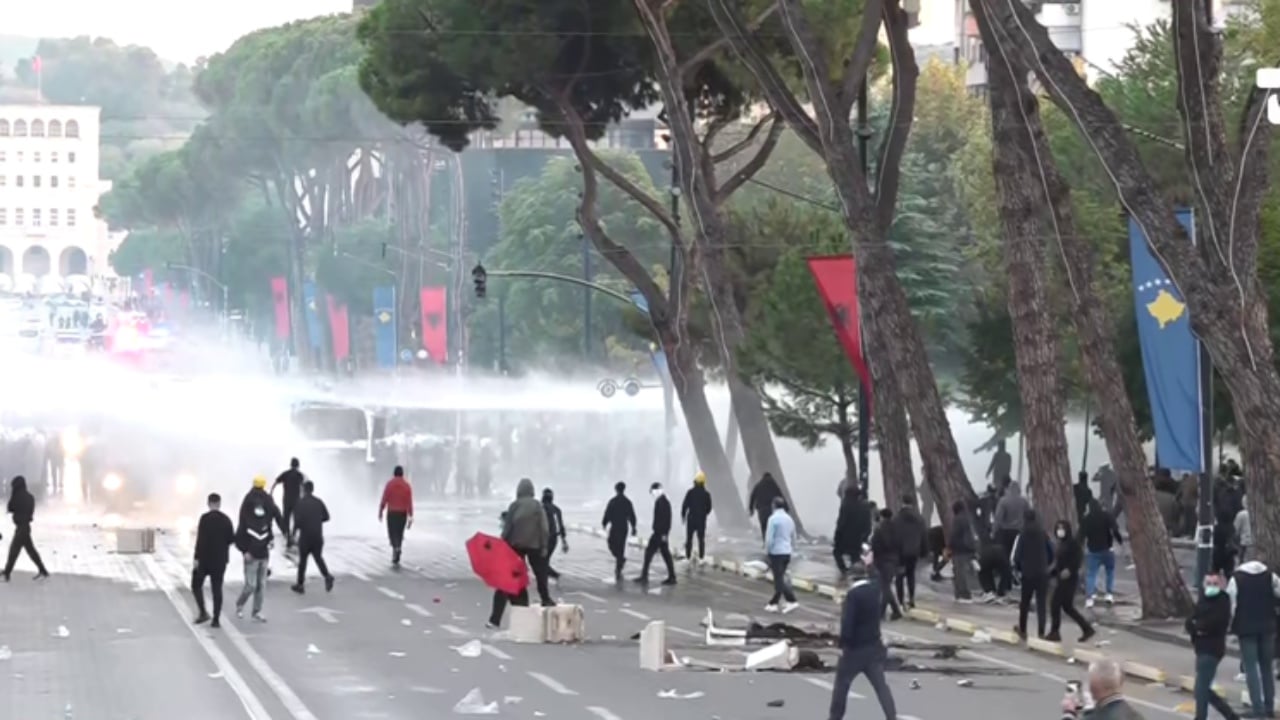 Tension te protesta ne Tirane, raportohen lazer ndaj kamerave te autoboteve dhe gaz lotsjelles