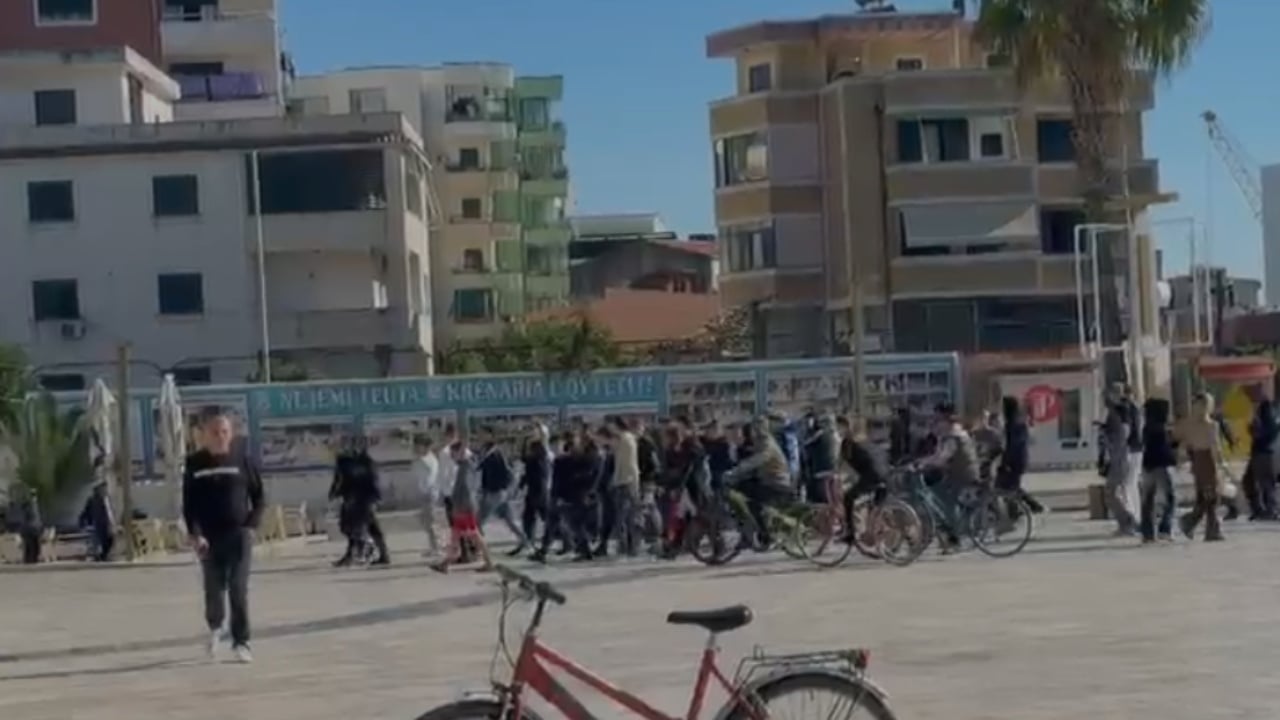 Tensione në Durrës, protestuesit lëvizin sërish dhe hedhin kapsolla në qendër