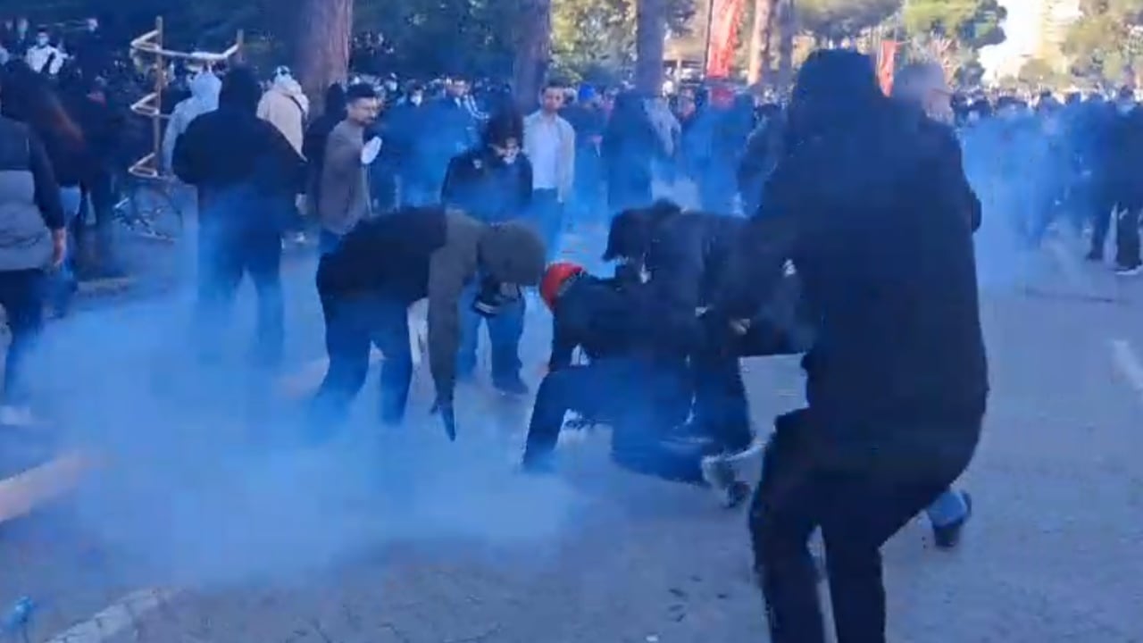 Tensione pranë Kryeministrisë, policia përdor ujë me presion dhe spraj blu ndaj turmës