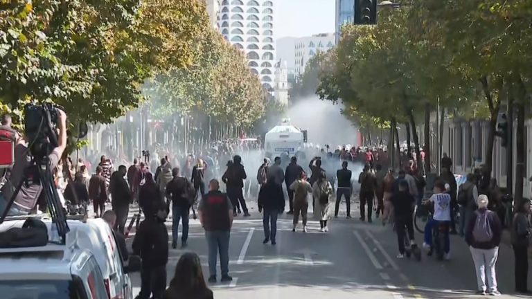 Tensione te Ministria e Arsimit ne Tirane, molotov ndaj policise dhe kunderpergjigje me uje