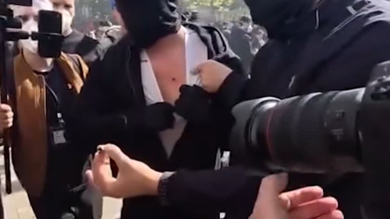 Tensione te protesta te Ministria e Arsimit, perplasen pretendimet per “plumba gome”
