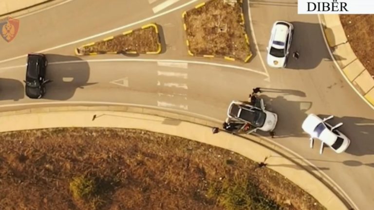 Arrestim në Dibër, 30-vjeçari kapet me kallashnikov e pistoletë në taksi drejt Bllatës