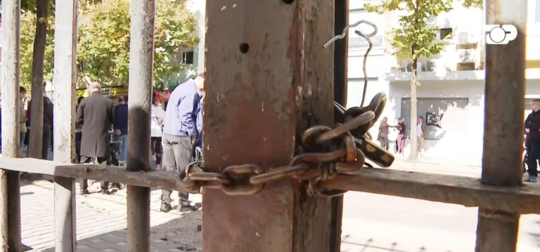 Dita e gjashtë e protestës te Ministria e Arsimit: nga këngë e valle te kapsollat para policisë