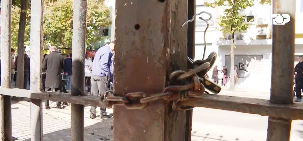 Dita e gjashtë e protestës te Ministria e Arsimit: nga këngë e valle te kapsollat para policisë