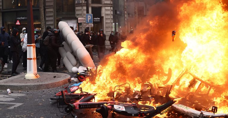 Franca tronditet nga protestat: 550 mijë në rrugë, mbi 1,200 arrestime dhe përplasje të ashpra