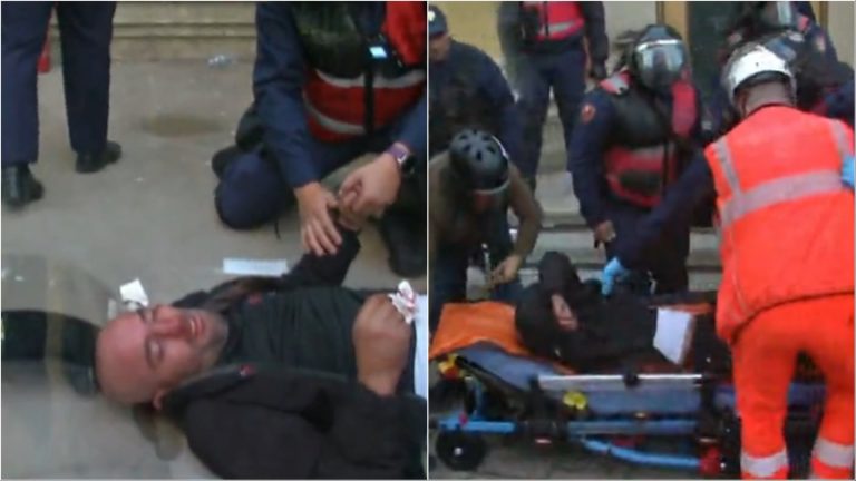 I gjakosur në mes të protestës, një person rrihet nga turma dhe largohet nga policia