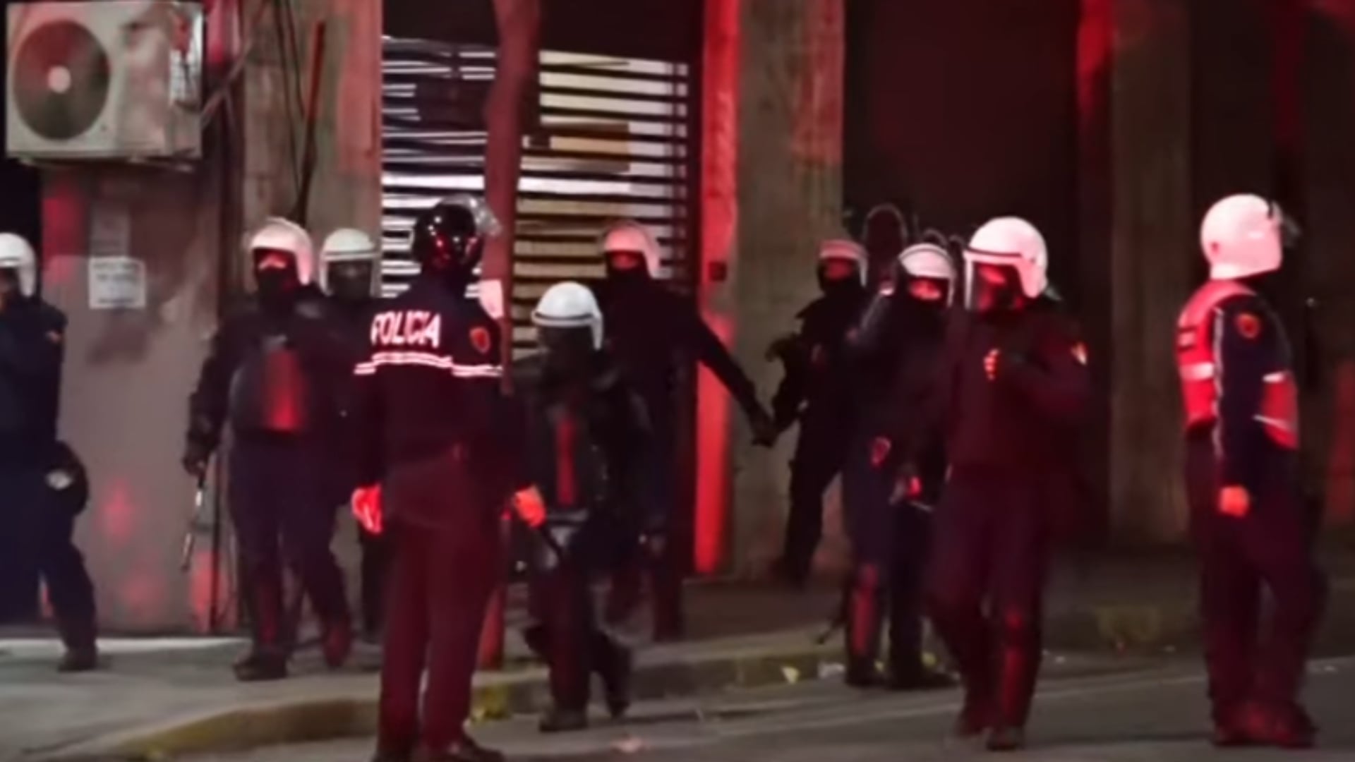 Përplasje në rrugët e Tiranës, policia tenton arrestime me FNSH por protestuesit largohen