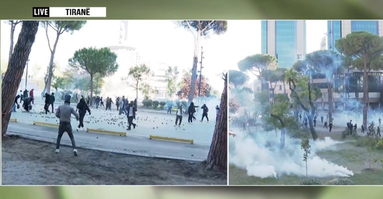 Përplasje te Kryeministria, gaz lotsjellës ndaj protestuesve pas hedhjes së gurëve