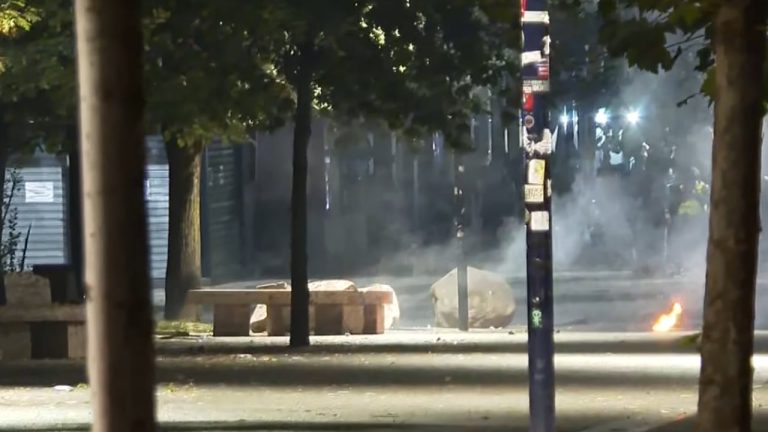 Përshkallëzim te selia e PS: molotovë e fishekzjarrë, policia përgjigjet me gaz lotsjellës