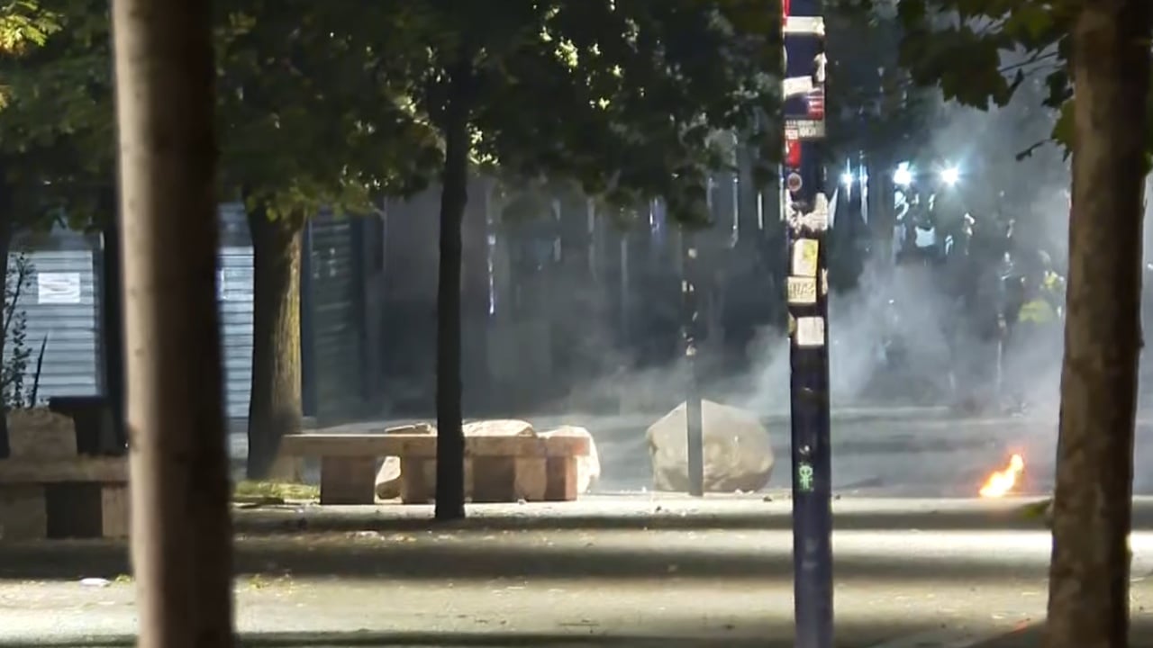 Përshkallëzim te selia e PS: molotovë e fishekzjarrë, policia përgjigjet me gaz lotsjellës