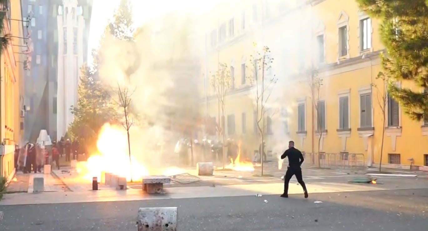 Përshkallëzohet protesta në Tiranë, molotovë drejt Policisë pranë Ministrisë së Brendshme