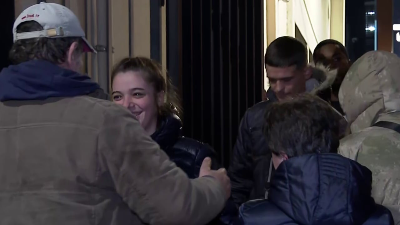 Prindërit te Komisariati nr.3 presin fëmijët e shoqëruar nga policia, lirohen dy të rinj